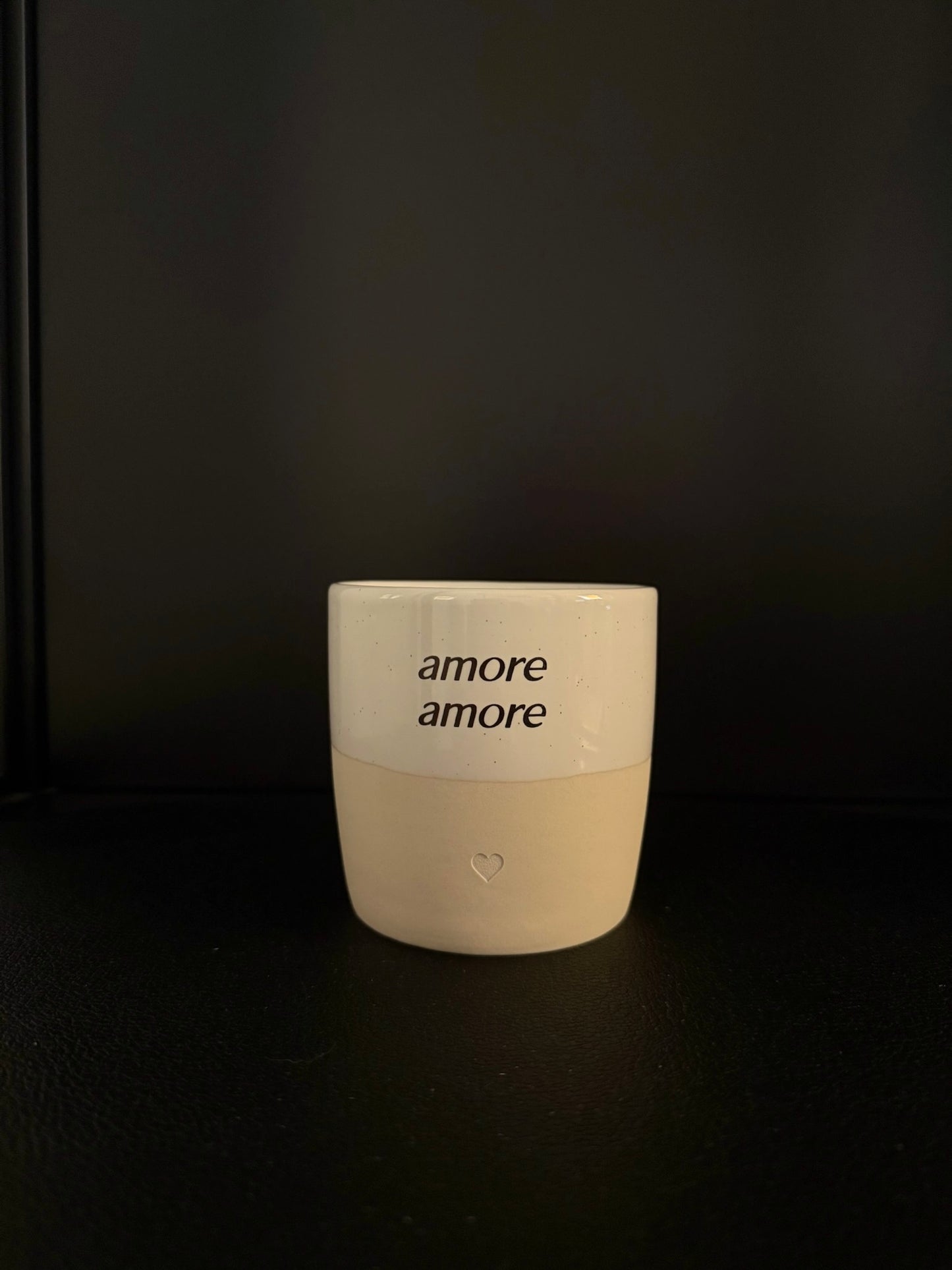 Minimalistische, personalisierte Kaffeetasse im modernen Look