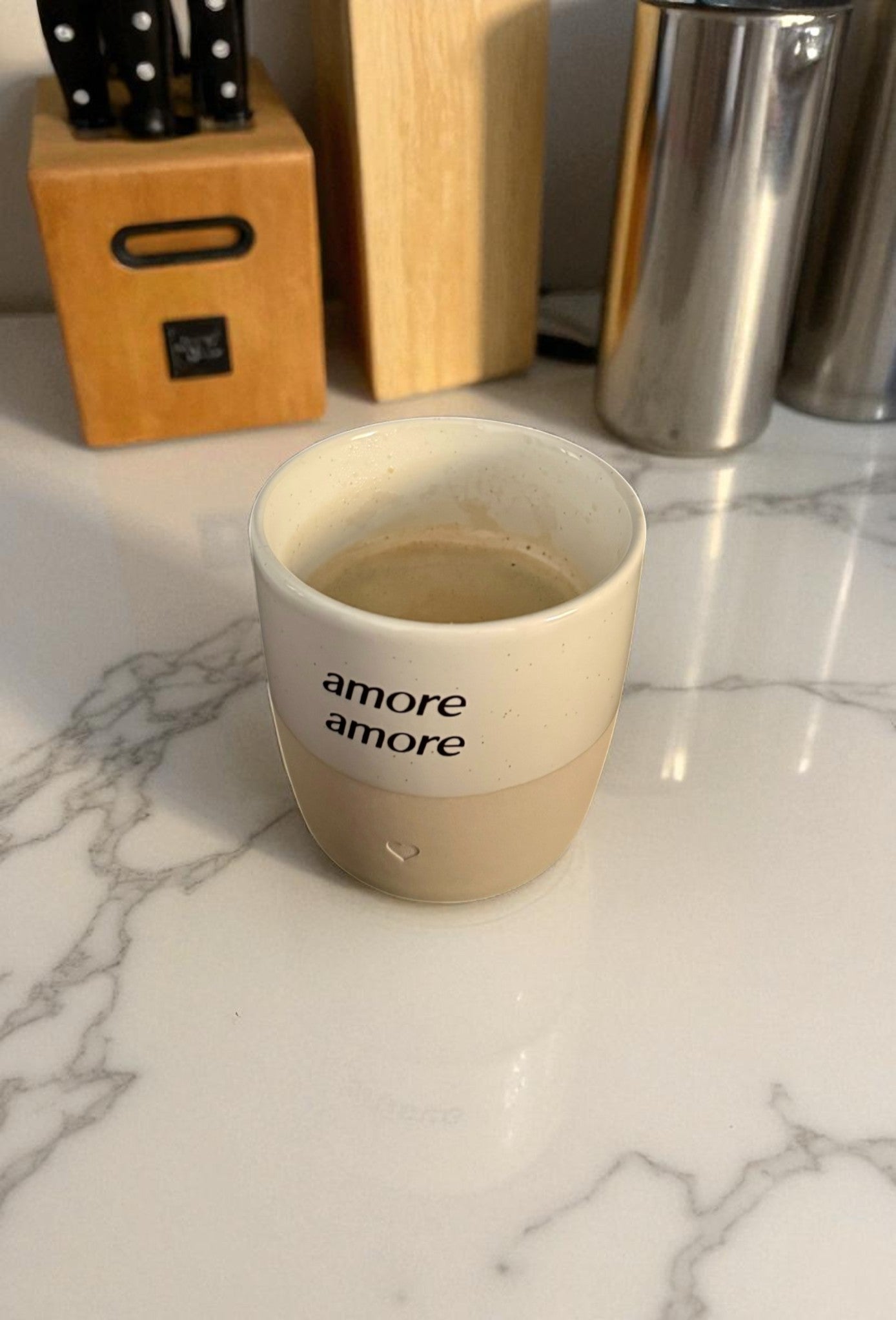 Minimalistische, personalisierte Kaffeetasse im modernen Look
