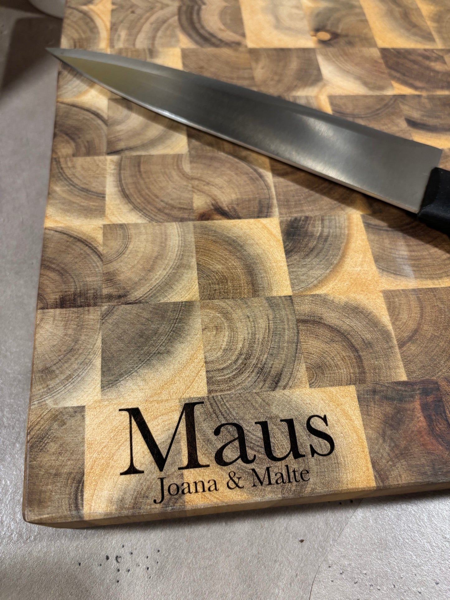 Personalisiertes Tranchierbrett (massiv) mit Laser Gravur