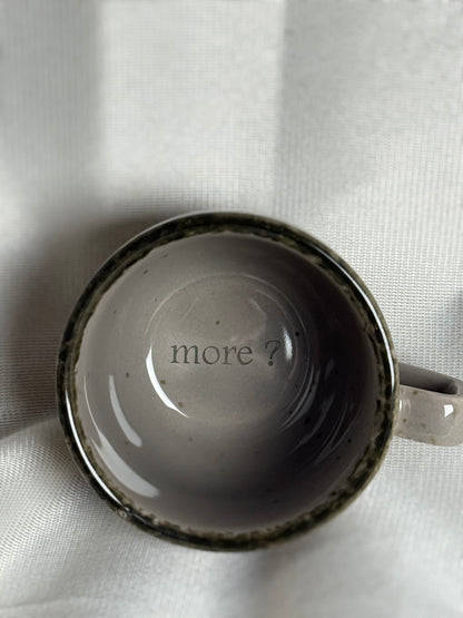 Espressotasse auf dem Boden graviert