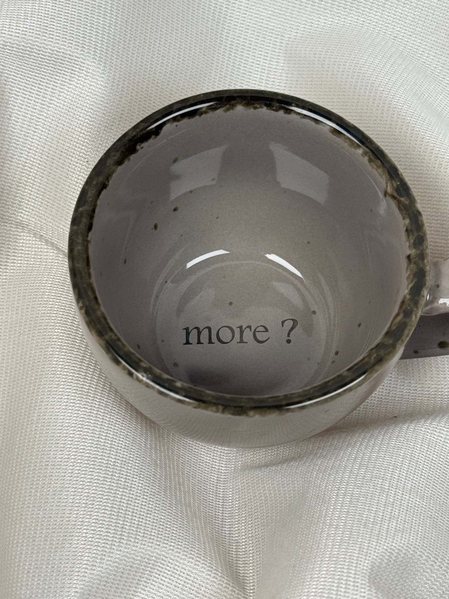 Espressotasse auf dem Boden graviert