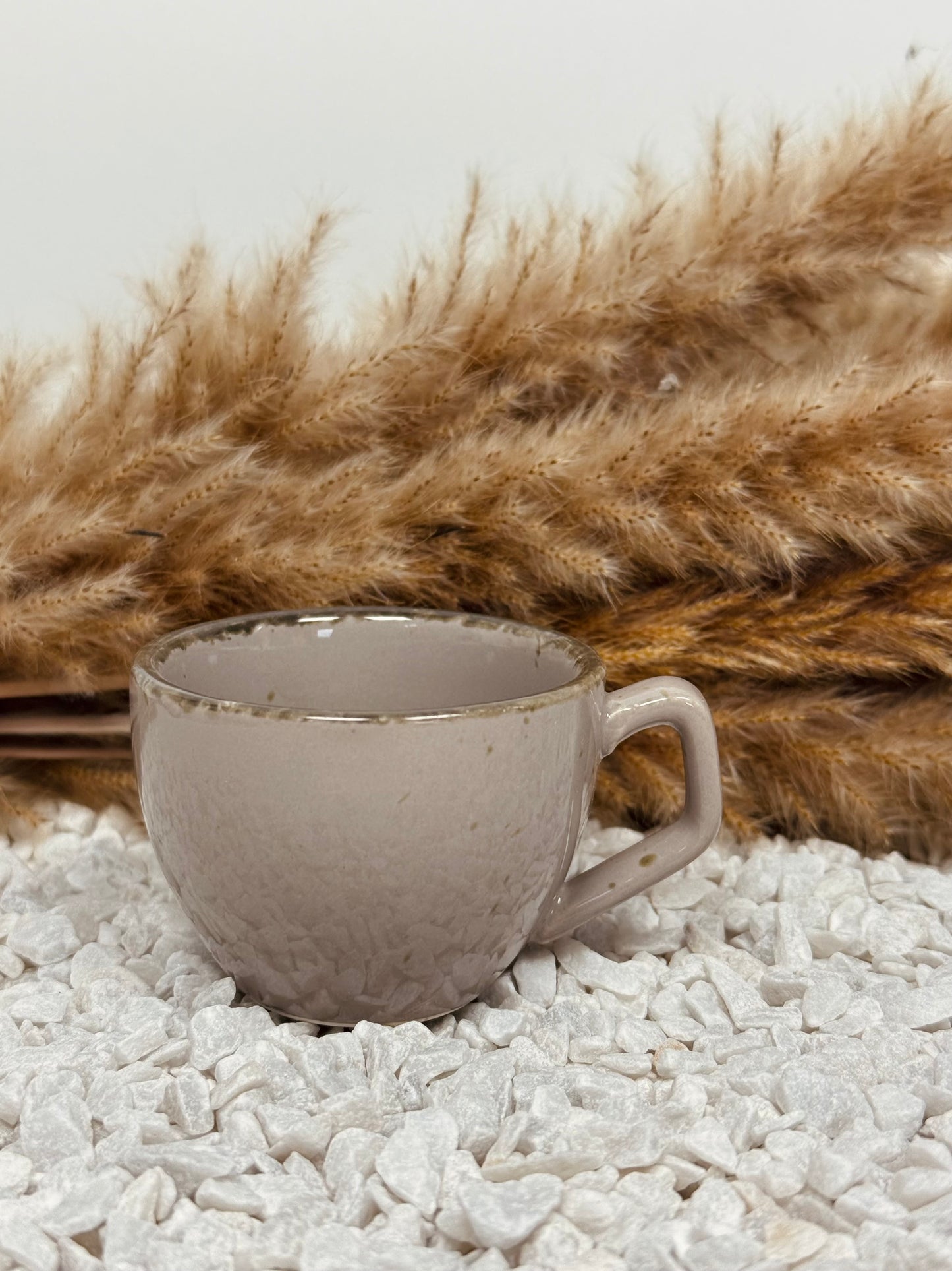 Espressotasse auf dem Boden graviert