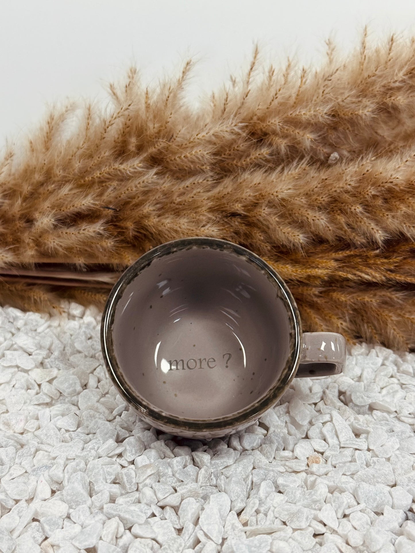 Espressotasse auf dem Boden graviert