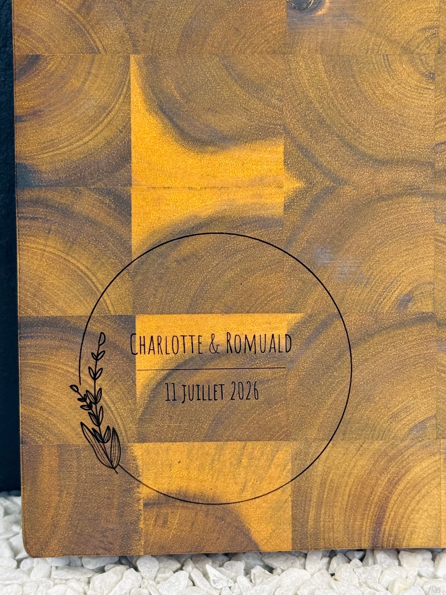 Personalisiertes Tranchierbrett zur Hochzeit (massiv) mit Laser Gravur