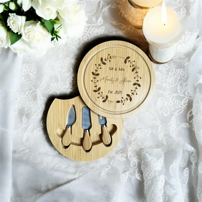 Personalisierte Käseplatte aus Bambus mit Besteck – Perfekt für Hochzeiten & Geschenke