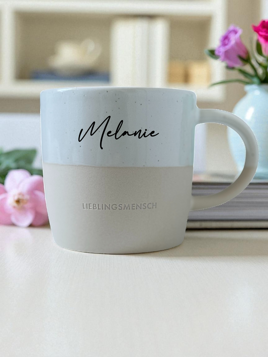 Minimalistische, personalisierte Kaffeetasse im modernen Look mit Henkel