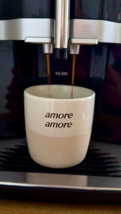 Minimalistische, personalisierte Kaffeetasse im modernen Look