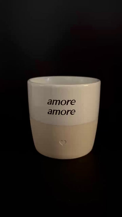 Minimalistische, personalisierte Kaffeetasse im modernen Look