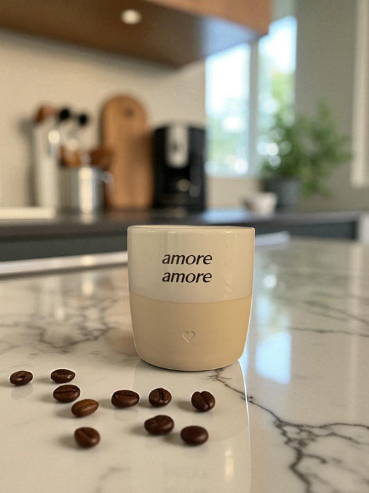Minimalistische, personalisierte Kaffeetasse im modernen Look