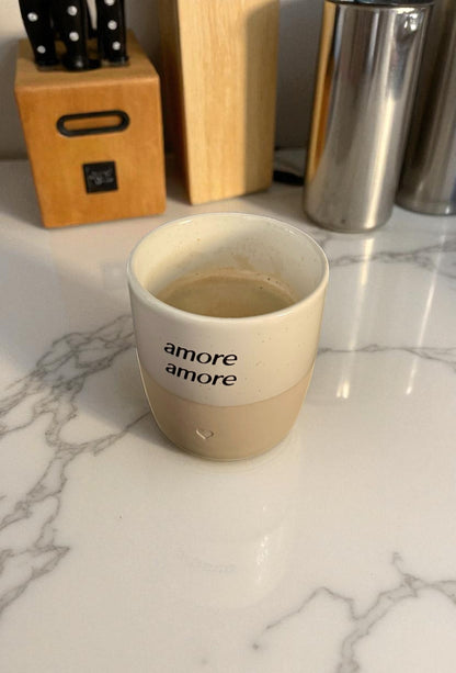 Minimalistische, personalisierte Kaffeetasse im modernen Look
